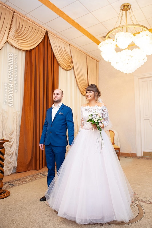 Жених и невеста во время росписи - Кутузовский ЗАГС