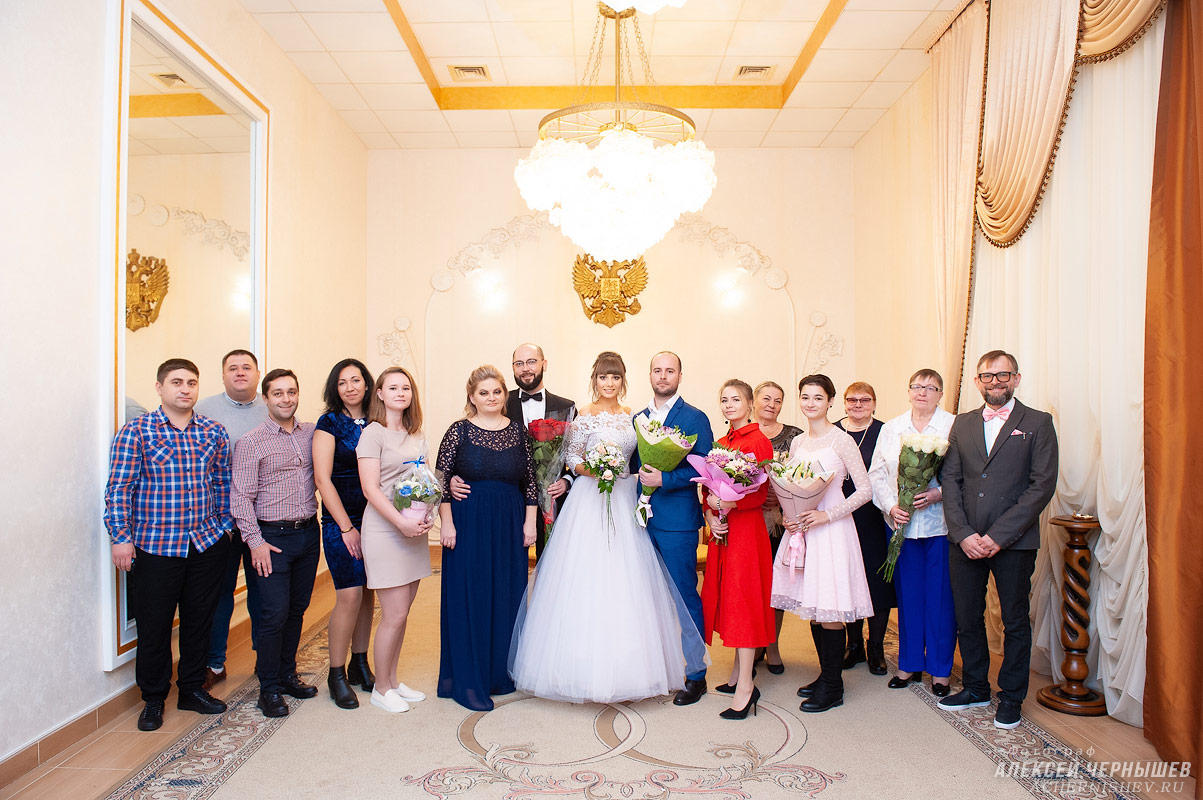 групповая свадебная фотография в зале регистрации Кутузовского ЗАГСа