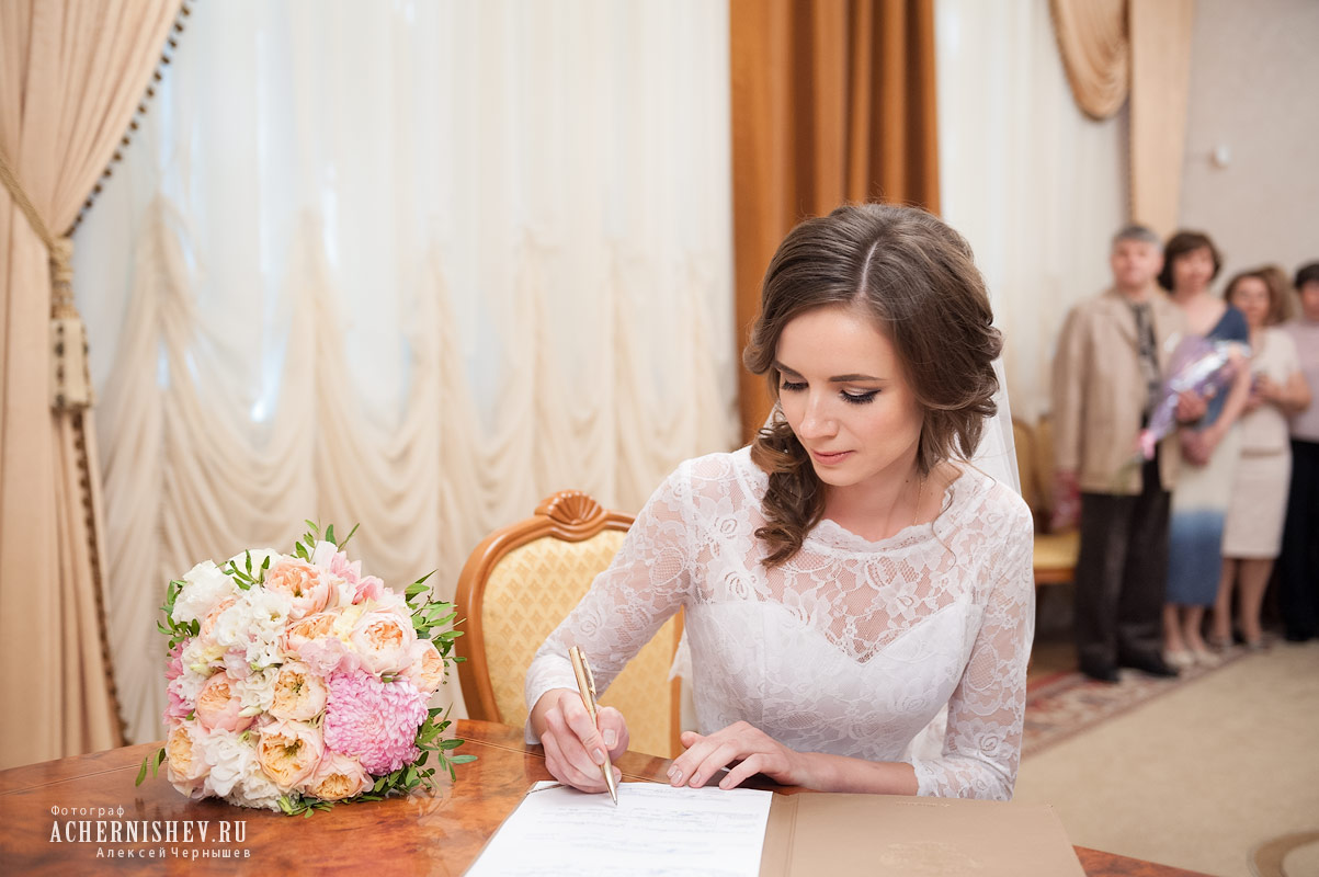 Кутузовский ЗАГС — фото невеста ставит подпись