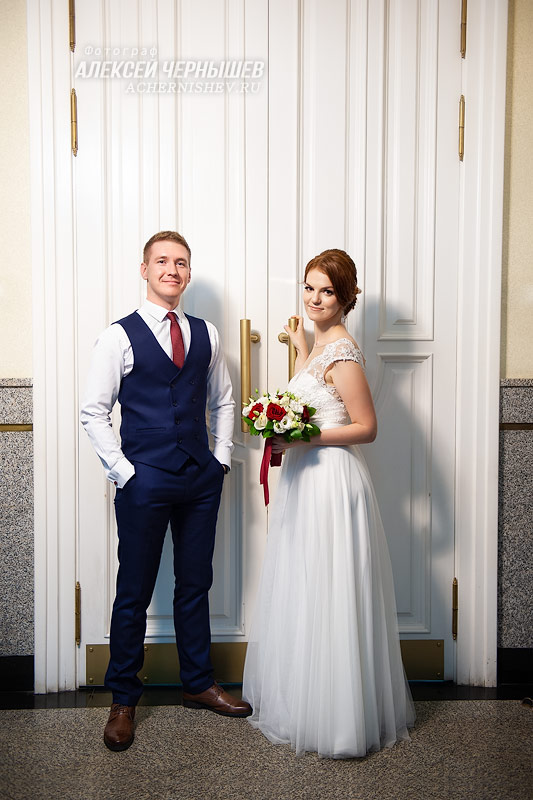 Кутузовский ЗАГС — фото жених и невеста в интерьерах комнаты ожидания