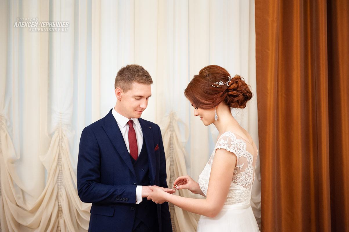 Кутузовский ЗАГС — фото невеста одевает кольцо жениху