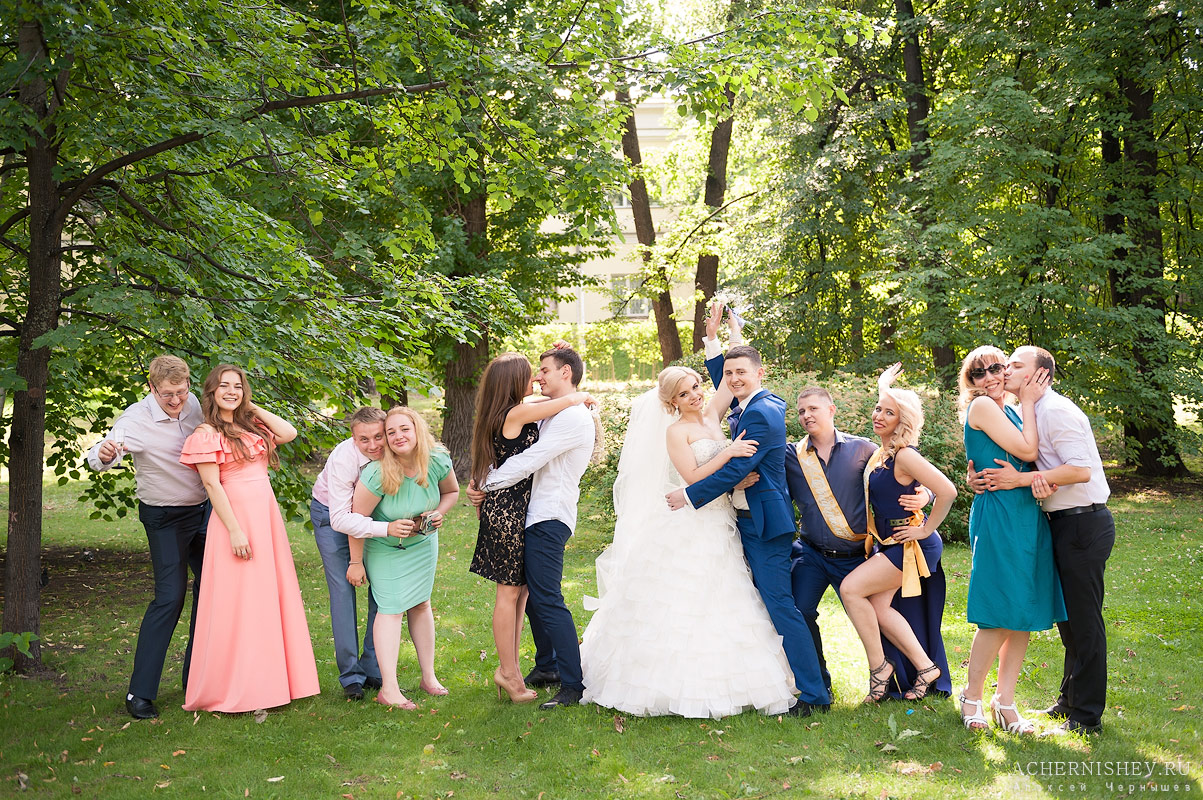 Свадебные фото с гостями летом