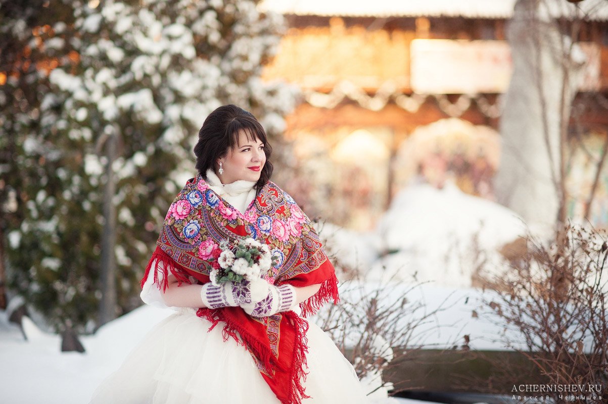 невеста с красным росписным платком