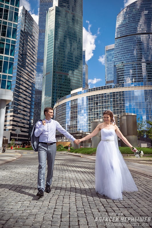 Жених и невеста идут за ручку по Москва-Сити