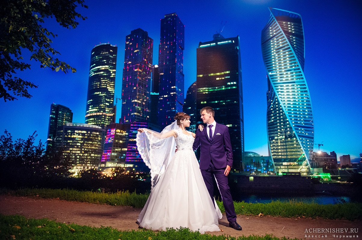 ночная свадебная фотосессия на фоне Москва Сити
