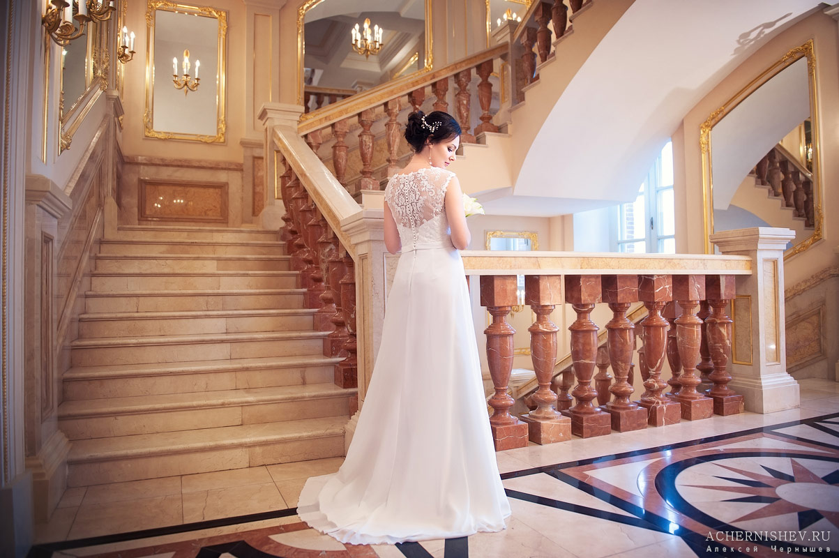 невеста на красивой лестнице Царицынского дворца