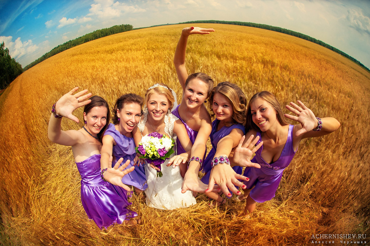 подружки невесты в сиреневых платьях