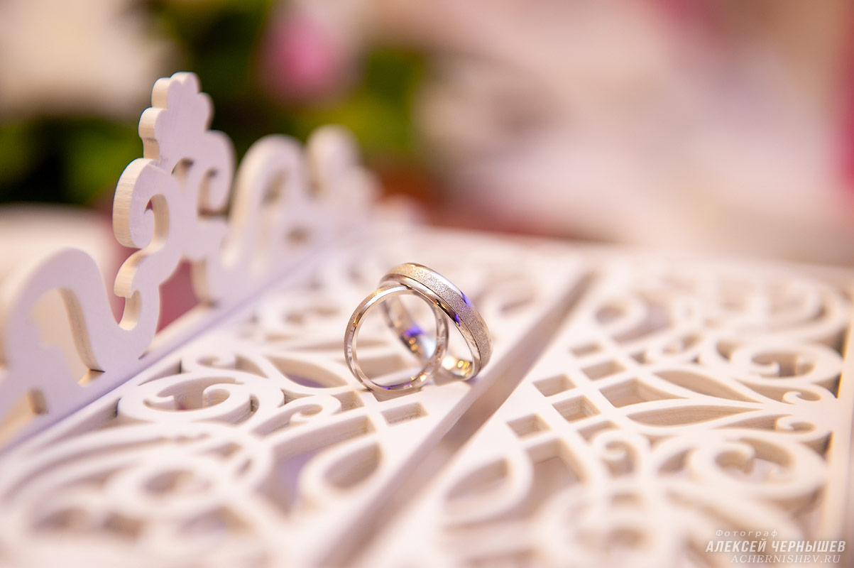 Белые свадебные кольца