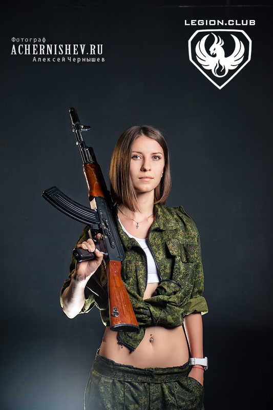 Девушка в камуфляже с оружием