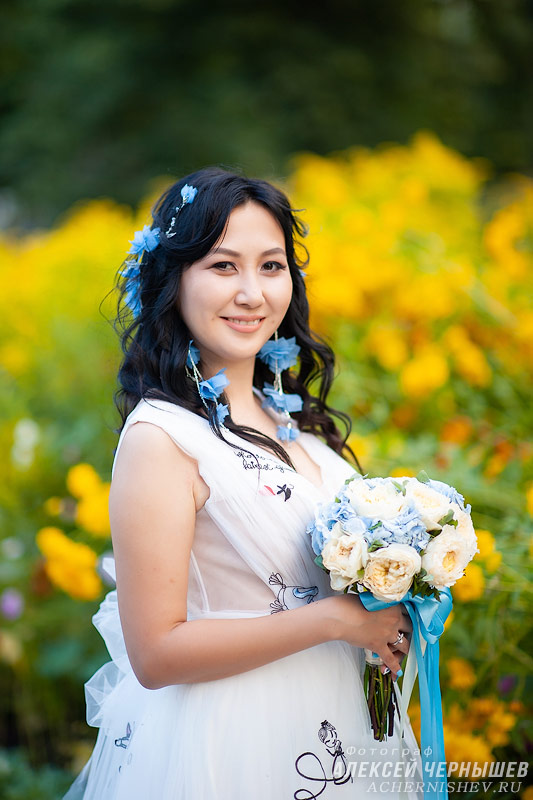 фото невесты на фоне желтых цветов