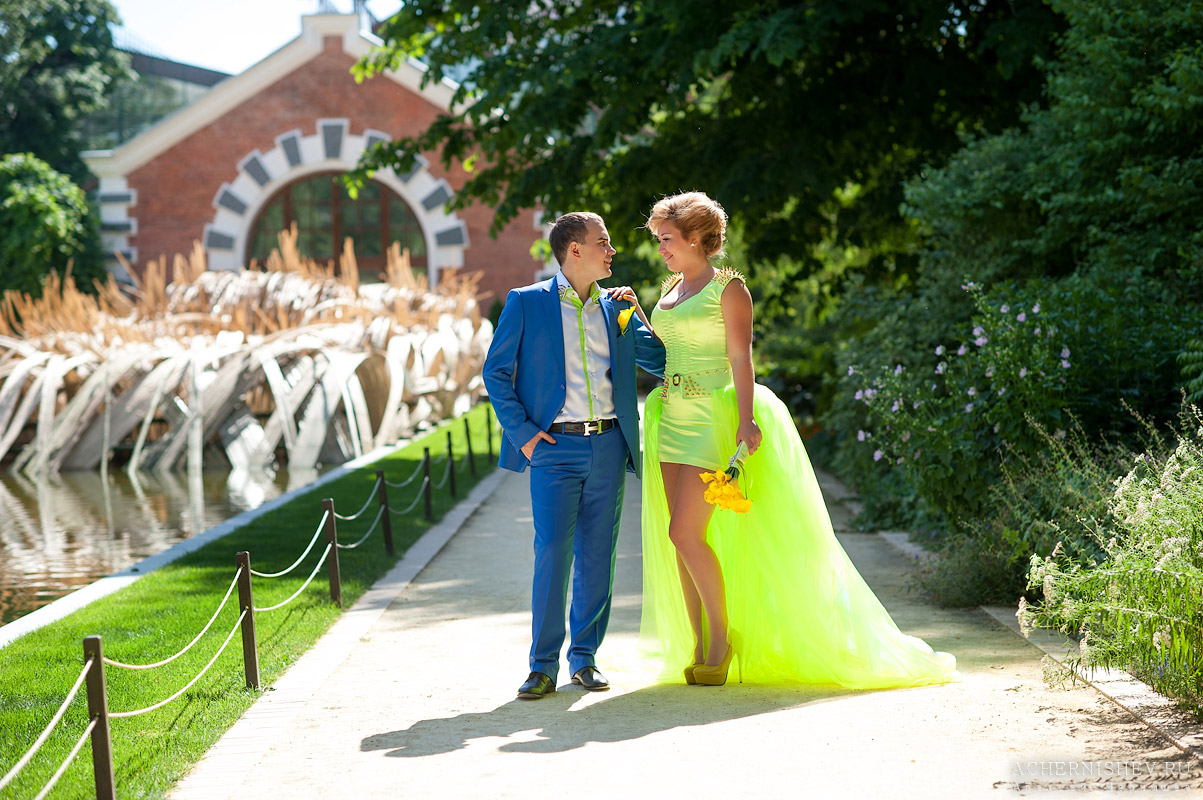 Невеста в зеленом платье